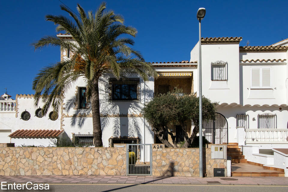 Incredible house in Ampuriabrava with 2 moorings! Prime location discover paradise by the sea.