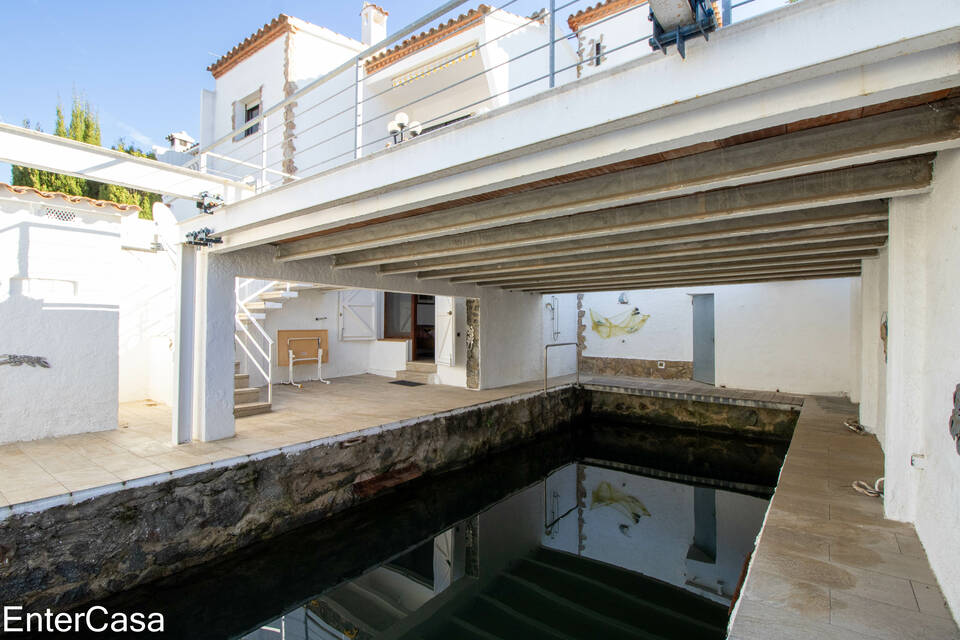 Incredible house in Ampuriabrava with 2 moorings! Prime location discover paradise by the sea.
