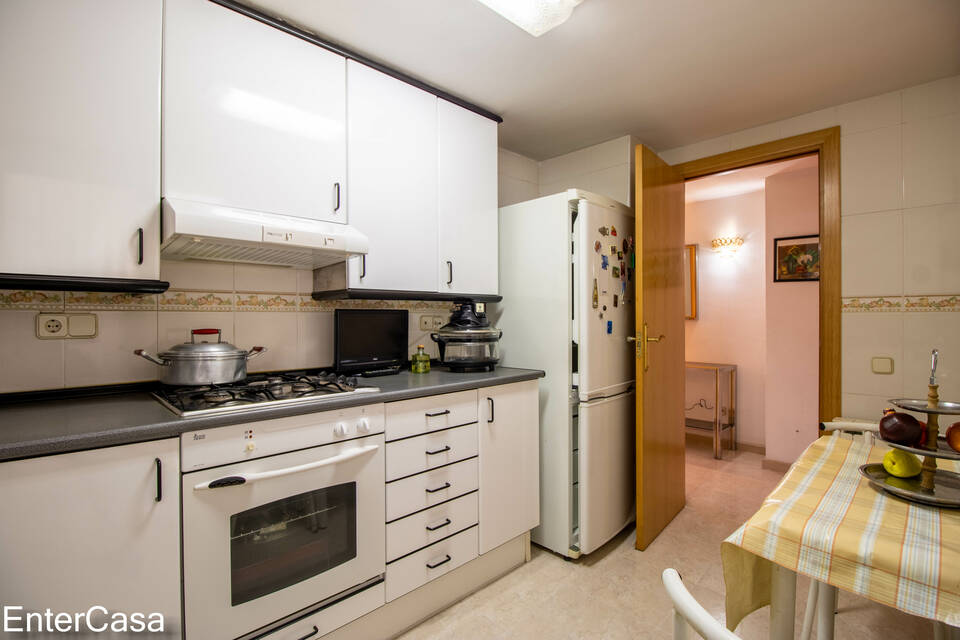 Excellent investment opportunity in a 3-bedroom apartment near the Renfe station in Figueres.