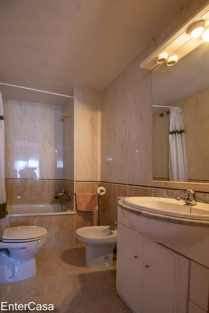 Excellent investment opportunity in a 3-bedroom apartment near the Renfe station in Figueres.