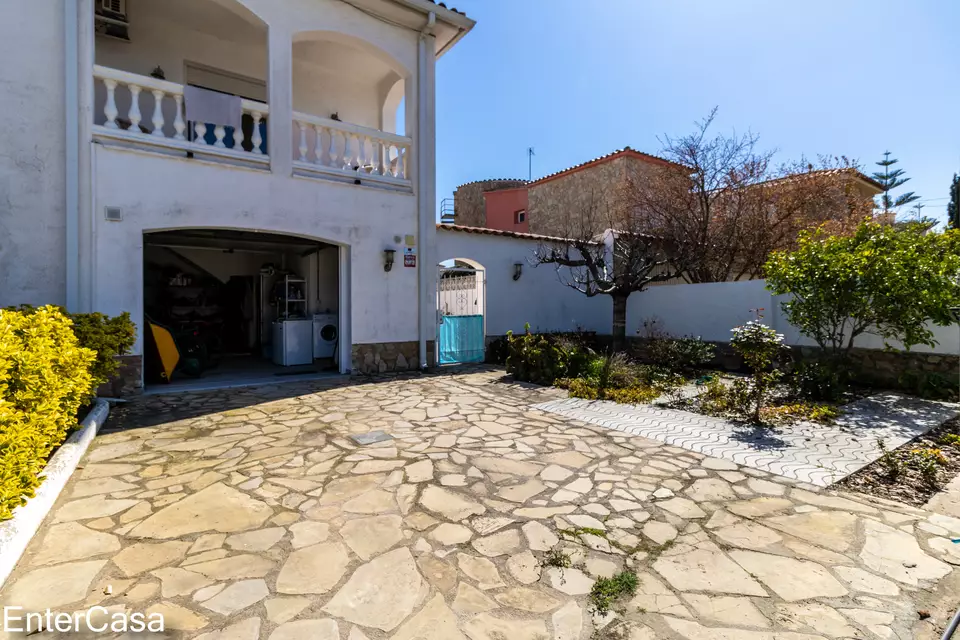 Incroyable maison à 2 étages avec piscine dans un quartier résidentiel proche de la plage !