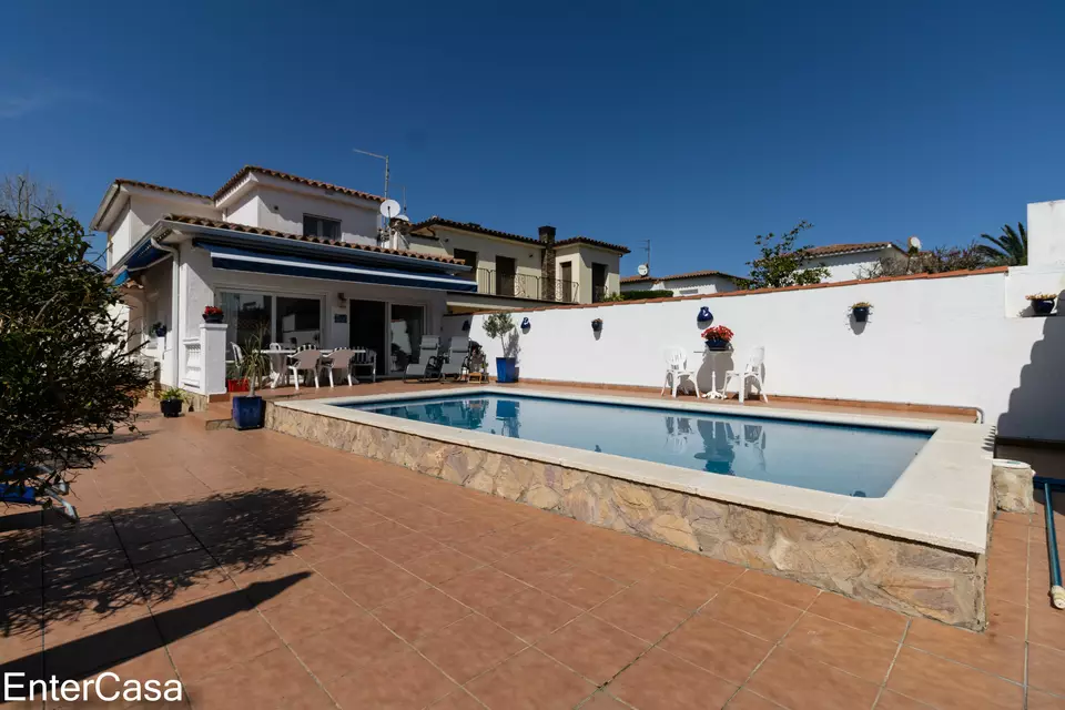 ¡Increíble casa de dos plantas con piscina en una zona residencial cerca de la playa!