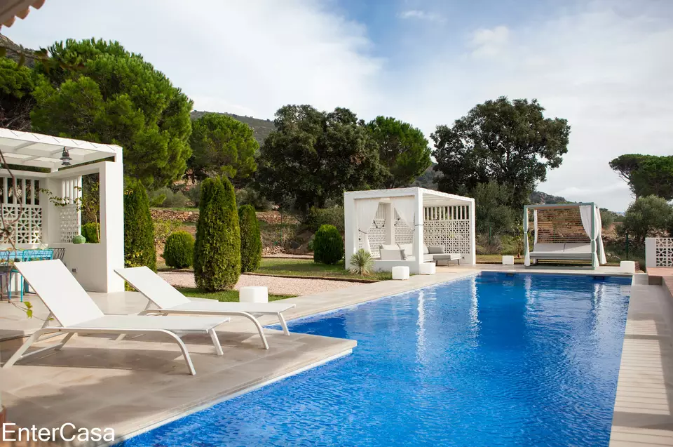 Spektakuläre, 2015 renovierte Villa mit Pool, großem Garten und Panoramablick auf das Meer, die Landschaft und die Berge. Lassen Sie sich diese einmal