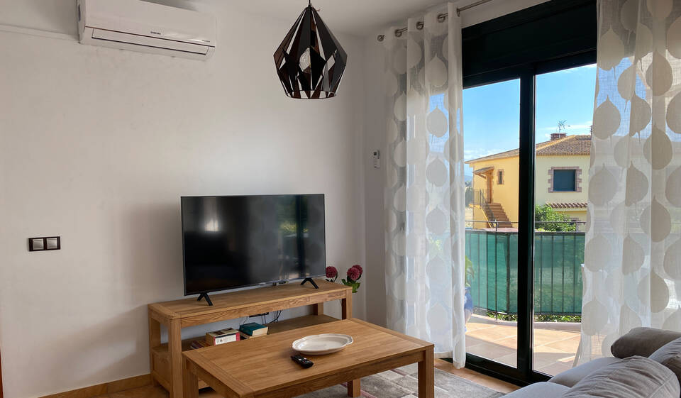 Beautiful and bright 2-room apartment recently renovated located in a modern urbanization of Vilacolum, with central heating and parking space.