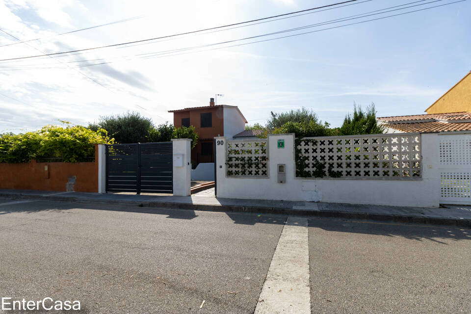 Maison jumelée rénovée, dans un endroit très calme, avec un grand garage et un beau jardin, à Castelló Nou