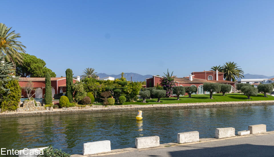 Modern 1-bedroom apartment with stunning canal views in Empuriabrava. Recently renovated to perfection.