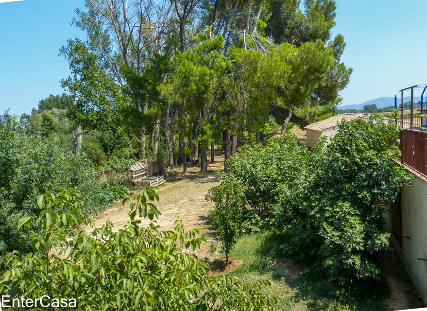 Granja tranquila con apartamento separado en los campos de Empordà. Ideal para disfrutar de la paz y la belleza de la naturaleza.