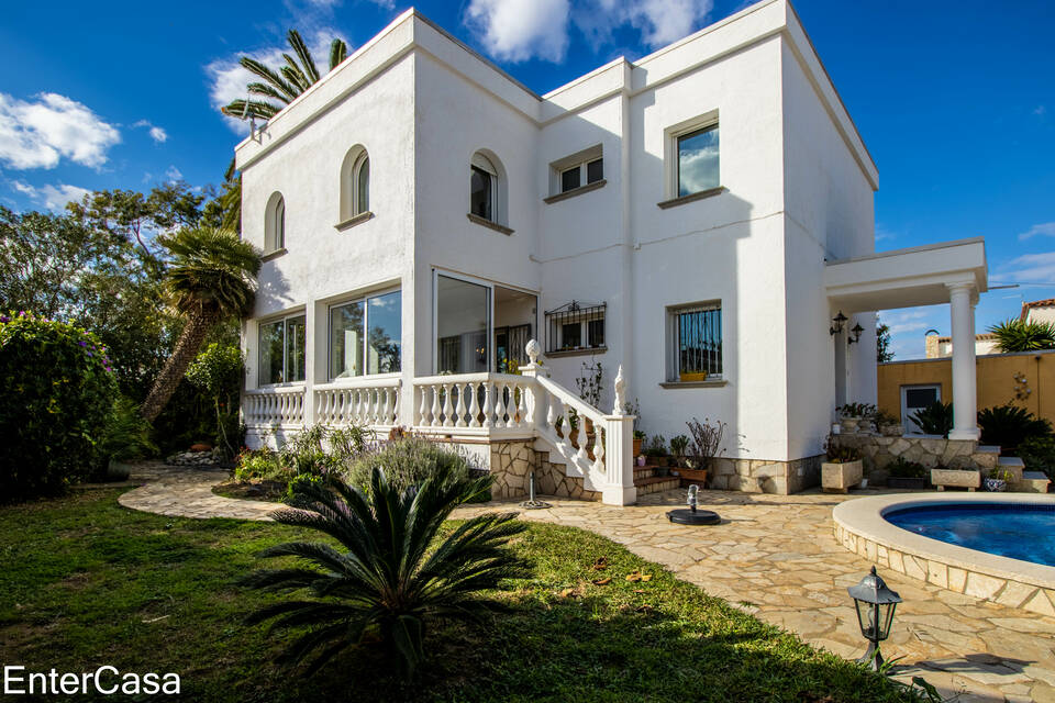 Amazing two-story house with pool in a quiet area near the beach!
