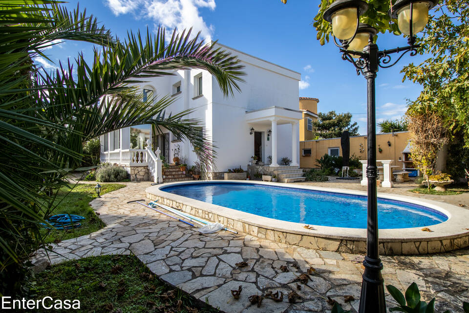 ¡Increíble casa de dos plantas con piscina en una zona tranquila cerca de la playa!