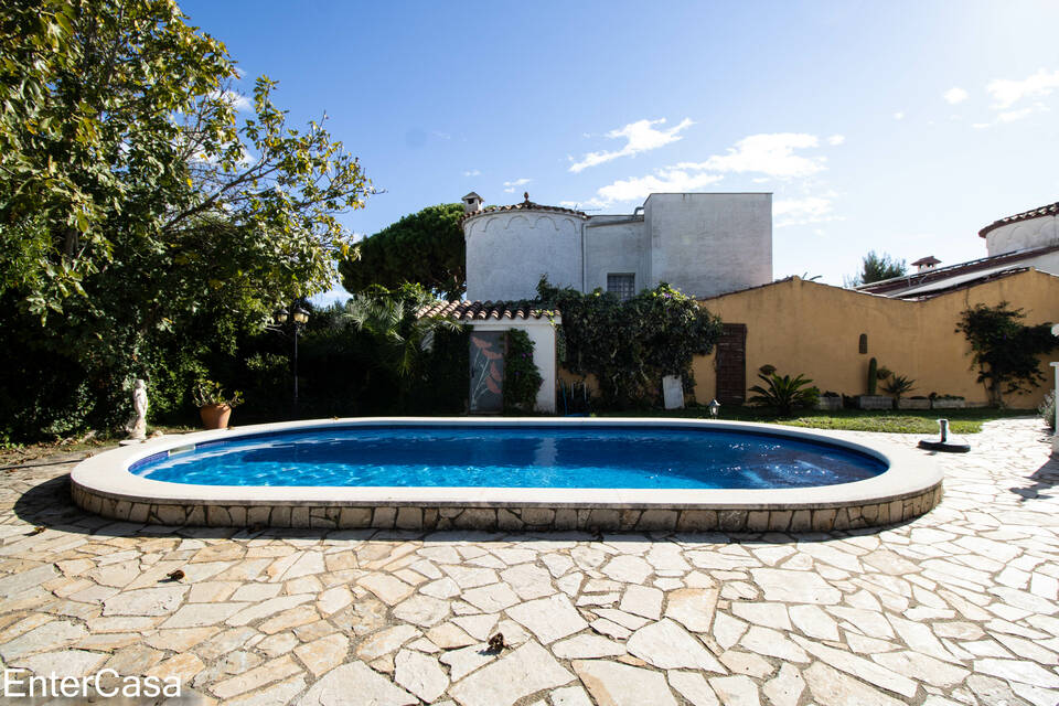 ¡Increïble casa de dues plantes amb piscina en una zona tranquil·la a prop de la platja!