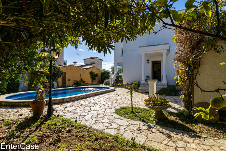¡Increïble casa de dues plantes amb piscina en una zona tranquil·la a prop de la platja!