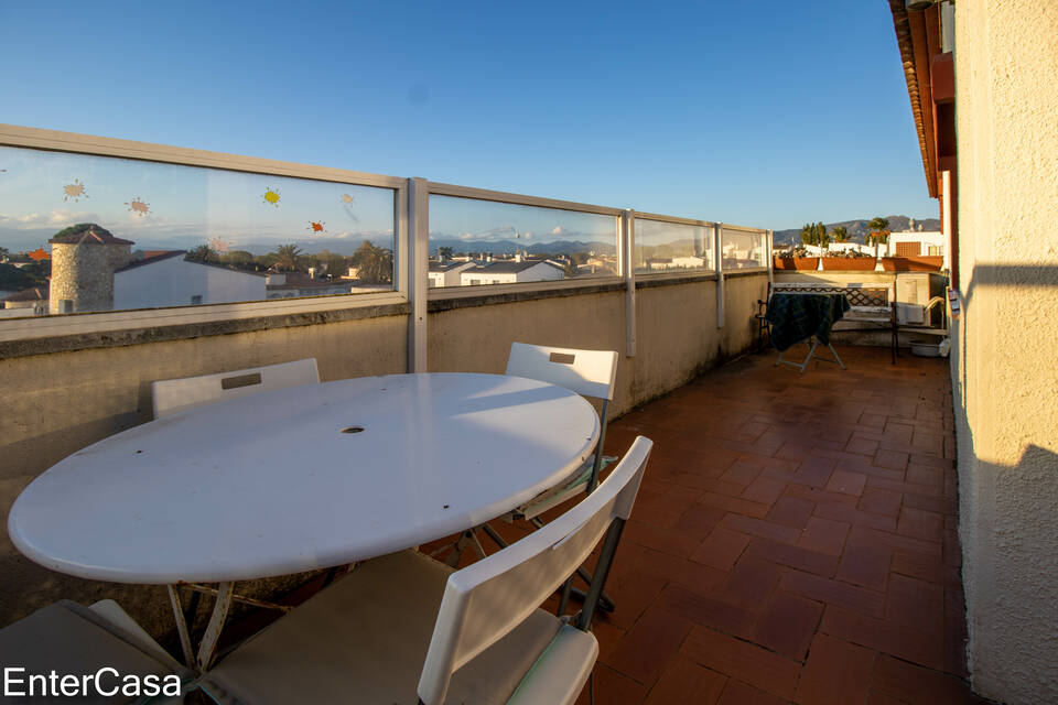 Spacious 2 bedroom apartment with an amazing terrace near the beach. Ideal to enjoy the sun and relax.