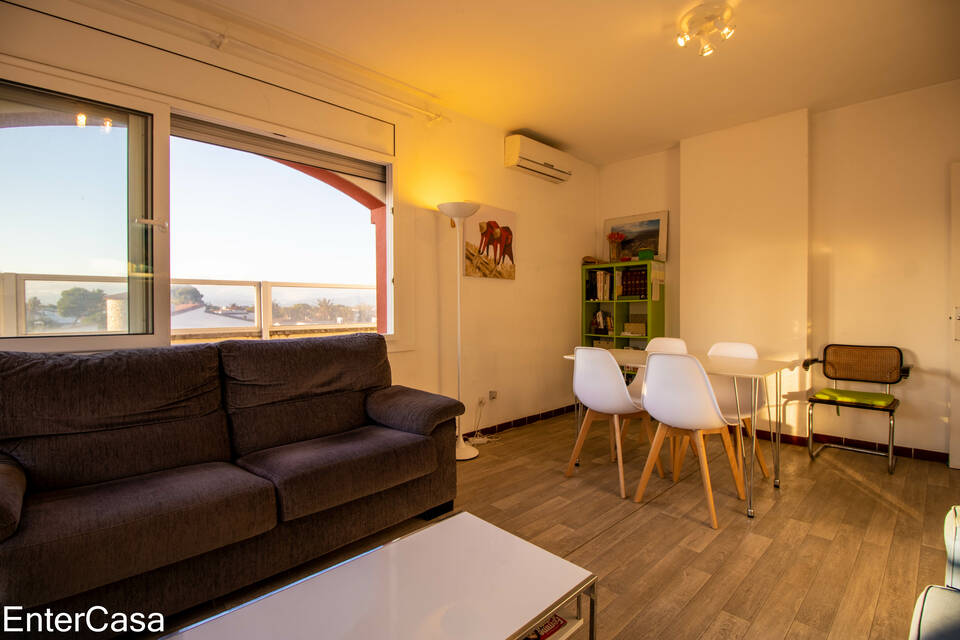 Spacious 2 bedroom apartment with an amazing terrace near the beach. Ideal to enjoy the sun and relax.