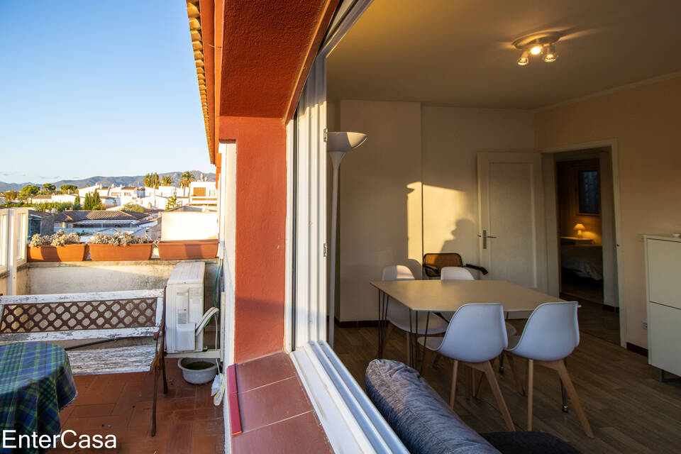 Geräumiges Apartment mit 2 Schlafzimmern und einer fantastischen Terrasse in Strandnähe.
