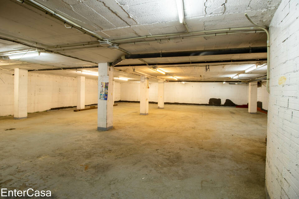Unique opportunity! Local/warehouse in the basement with capacity for 17 parking spaces near shops and businesses.