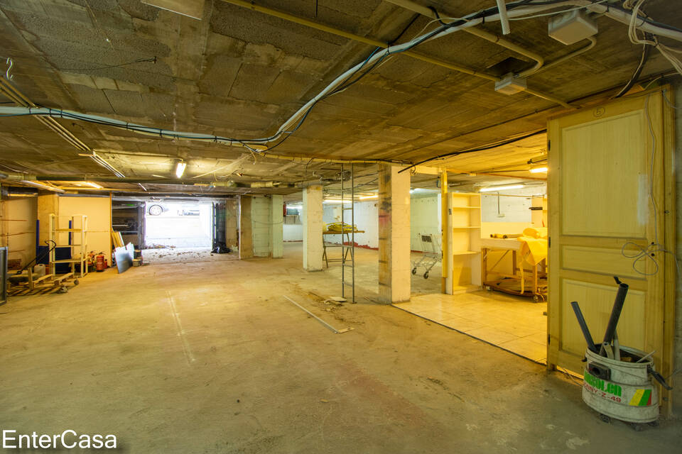 Unique opportunity! Local/warehouse in the basement with capacity for 17 parking spaces near shops and businesses.