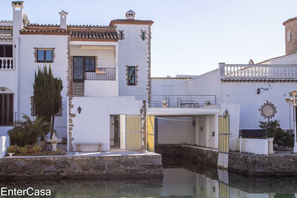 Incredible house in Ampuriabrava with 2 moorings! Prime location discover paradise by the sea.