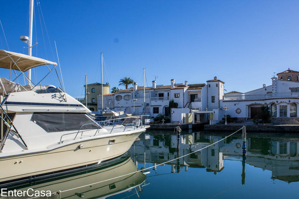 Incredible house in Ampuriabrava with 2 moorings! Prime location discover paradise by the sea.