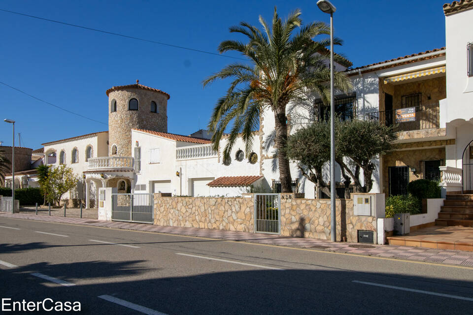 Incroyable maison à Ampuriabrava avec 2 amarres ! Emplacement privilégié. Découvrez le paradis au bord de la mer.