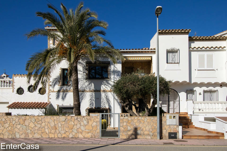 Incroyable maison à Ampuriabrava avec 2 amarres ! Emplacement privilégié. Découvrez le paradis au bord de la mer.