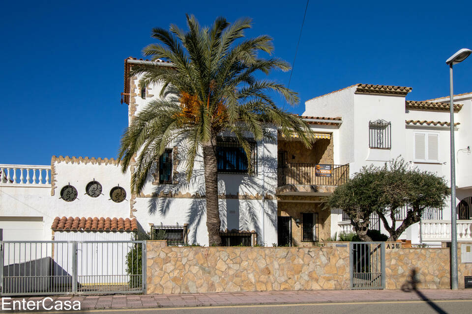 Incroyable maison à Ampuriabrava avec 2 amarres ! Emplacement privilégié. Découvrez le paradis au bord de la mer.