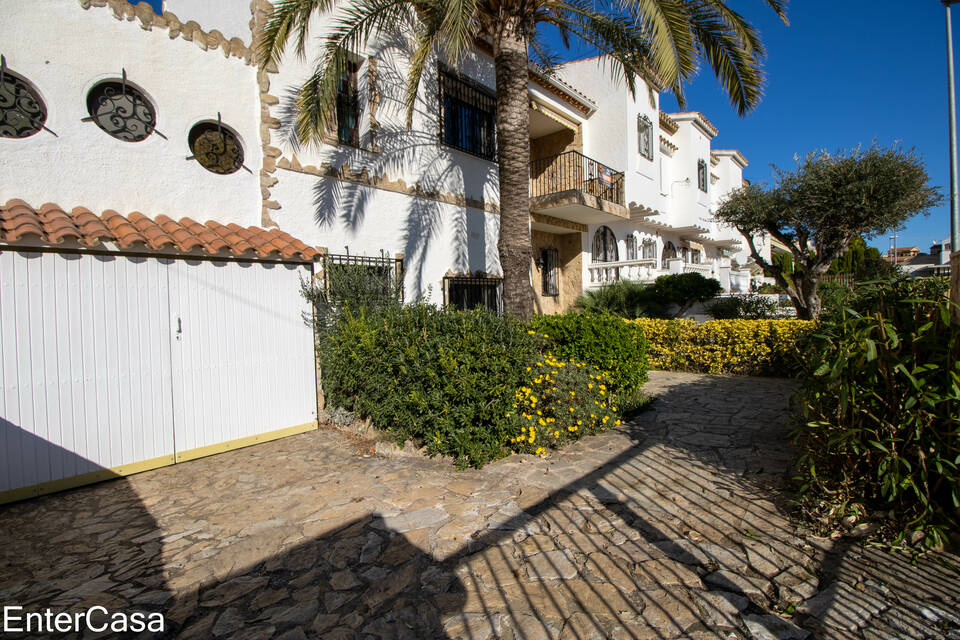 Incredible house in Ampuriabrava with 2 moorings! Prime location discover paradise by the sea.