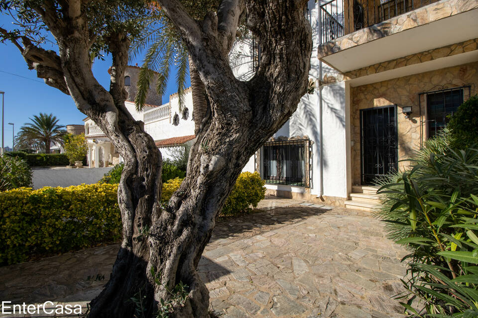 Incredible house in Ampuriabrava with 2 moorings! Prime location discover paradise by the sea.