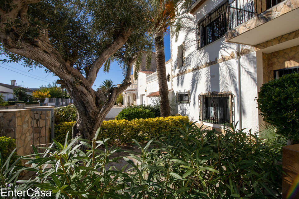 Incroyable maison à Ampuriabrava avec 2 amarres ! Emplacement privilégié. Découvrez le paradis au bord de la mer.