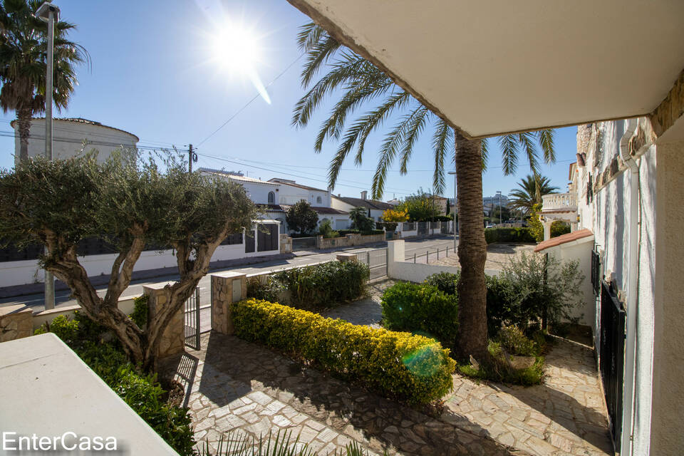 Incroyable maison à Ampuriabrava avec 2 amarres ! Emplacement privilégié. Découvrez le paradis au bord de la mer.