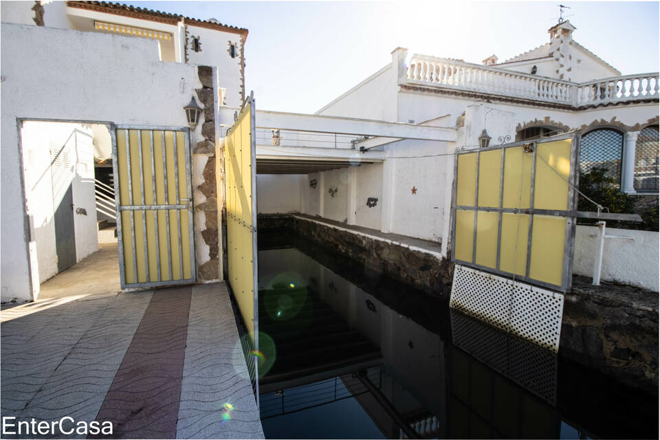 Incroyable maison à Ampuriabrava avec 2 amarres ! Emplacement privilégié. Découvrez le paradis au bord de la mer.