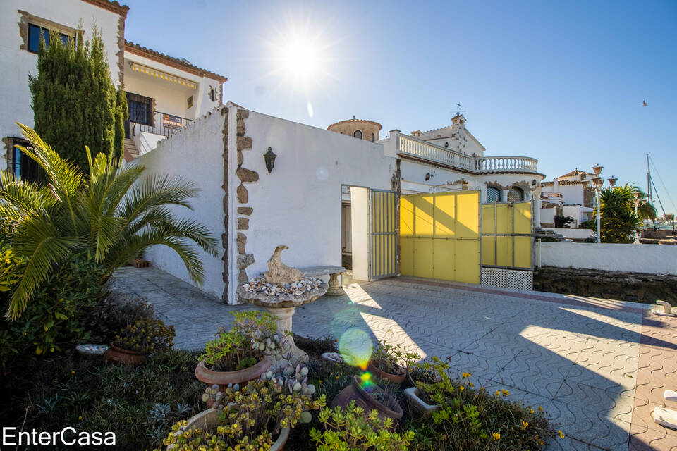 Incredible house in Ampuriabrava with 2 moorings! Prime location discover paradise by the sea.