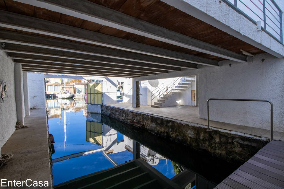 Increïble casa a Empuriabrava amb 2 amarratges! Ubicació privilegiada. Descobreix el paradís a la vora del mar.