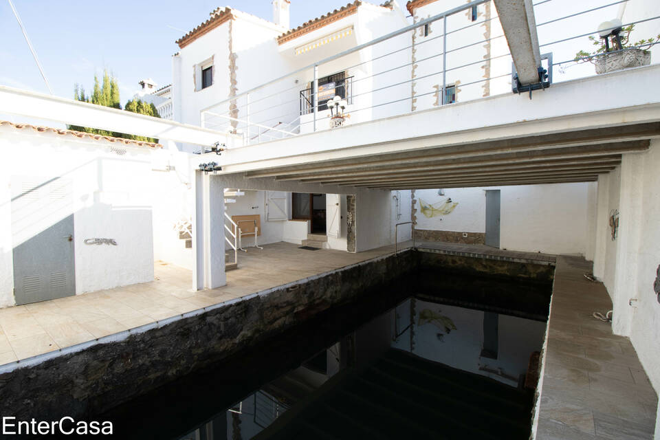 Incredible house in Ampuriabrava with 2 moorings! Prime location discover paradise by the sea.