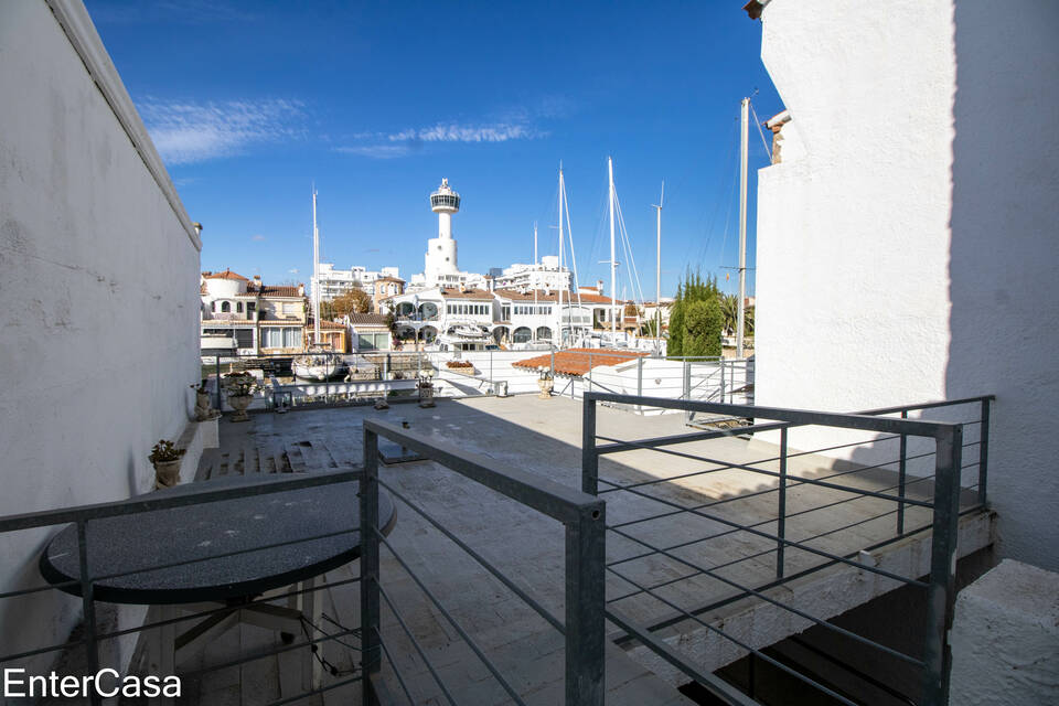 Incredible house in Ampuriabrava with 2 moorings! Prime location discover paradise by the sea.