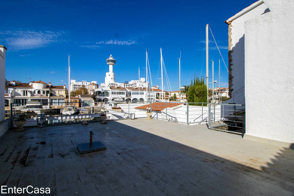 Incredible house in Ampuriabrava with 2 moorings! Prime location discover paradise by the sea.