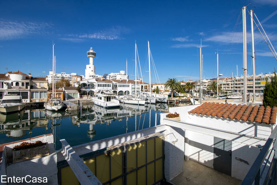 Incroyable maison à Ampuriabrava avec 2 amarres ! Emplacement privilégié. Découvrez le paradis au bord de la mer.