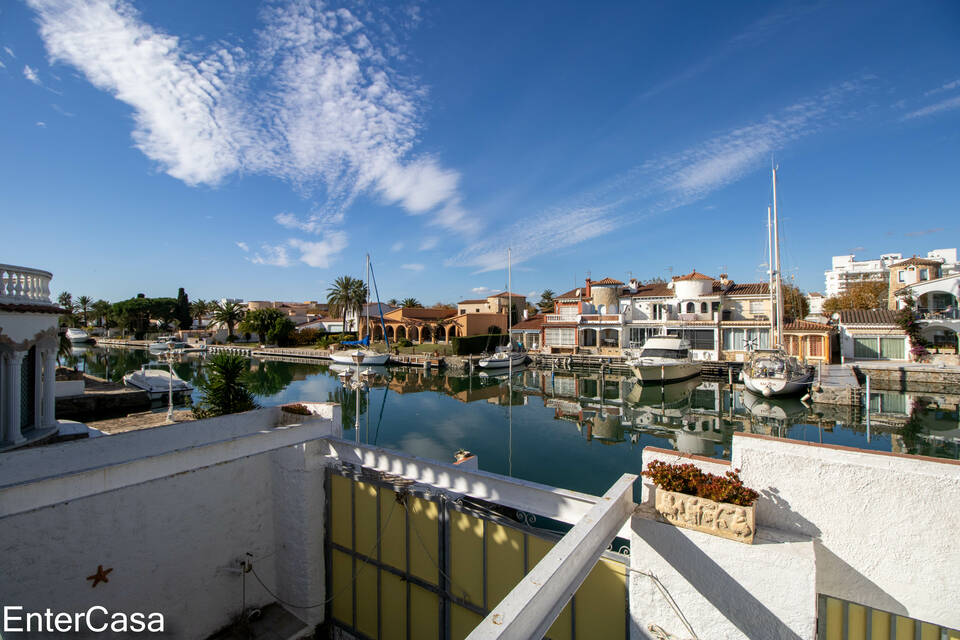 Incroyable maison à Ampuriabrava avec 2 amarres ! Emplacement privilégié. Découvrez le paradis au bord de la mer.