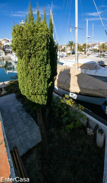 Incredible house in Ampuriabrava with 2 moorings! Prime location discover paradise by the sea.