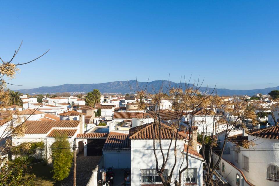 Magnificent apartment in a quiet residential area of Empuriabrava. Do not miss it!