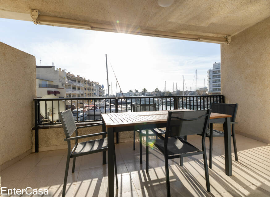 Spacious recently renovated apartment in a privileged location in the port of Empuriabrava