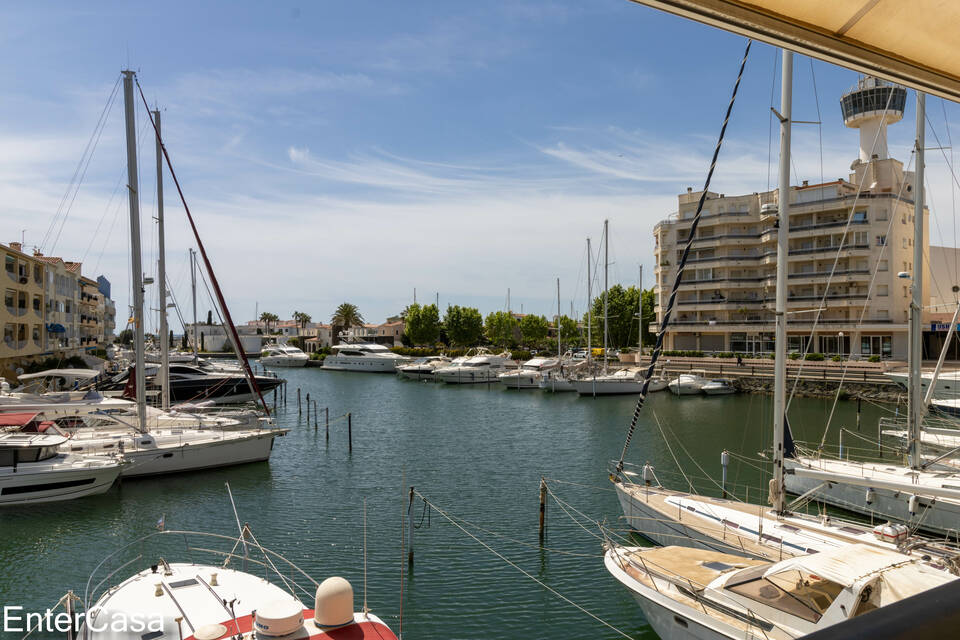 Spacious recently renovated apartment in a privileged location in the port of Empuriabrava