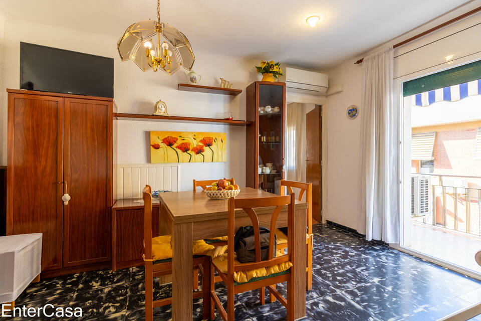 Beautiful 3 bedroom apartment in the heart of Roses Centro, just a few steps from the theatre, shops and the beach.