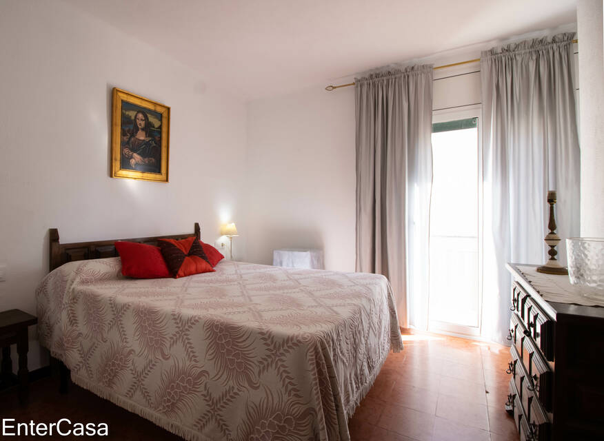 Beautiful 3 bedroom apartment in the heart of Roses Centro, just a few steps from the theatre, shops and the beach.