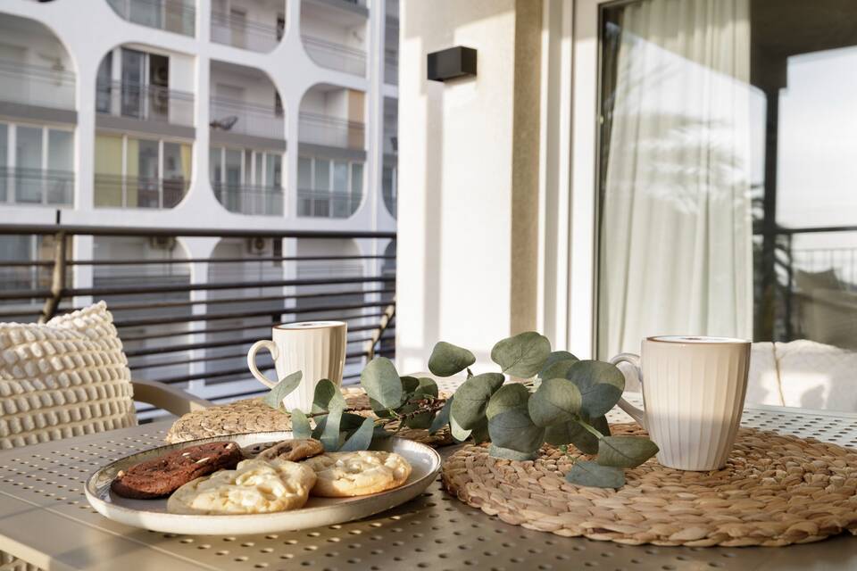 Wonderful newly renovated apartment with an unbeatable location. Incredible views of the sea, Empuriabrava Beach and Roses Bay.