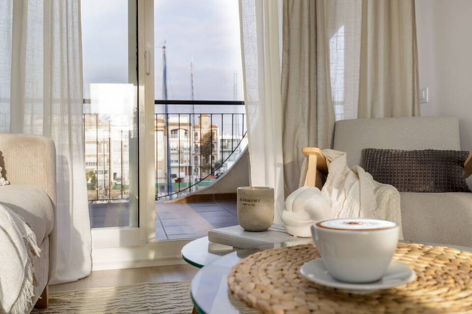 Meravellós apartament recentment renovat amb ubicació immillorable. Increïbles vistes al mar, Platja d´Empuriabrava i badia de Roses.