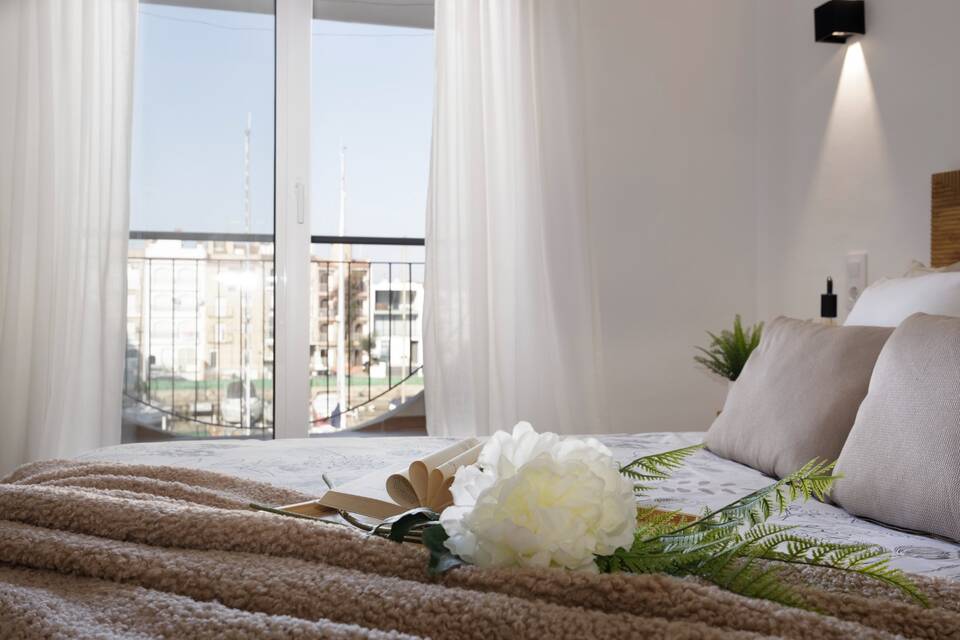 Meravellós apartament recentment renovat amb ubicació immillorable. Increïbles vistes al mar, Platja d´Empuriabrava i badia de Roses.