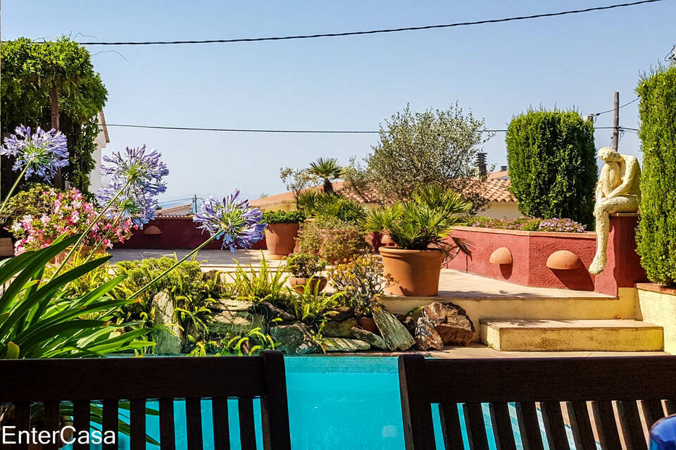 ¡Exclusiva casa mediterrània amb impressionants vistes al mar! Descobreix la teva llar ideal avui!