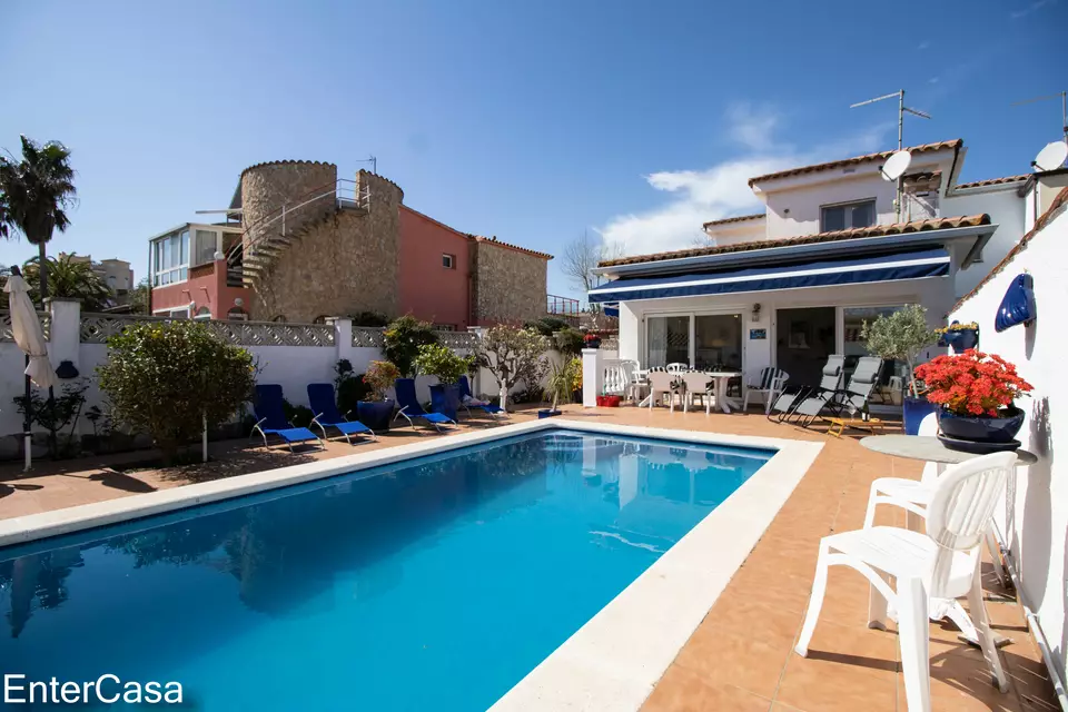 ¡Increïble casa de dues plantes amb piscina en una zona residencial a prop de la platja!