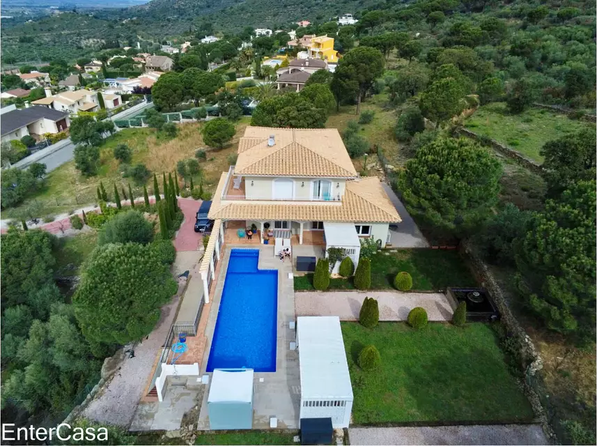Espectacular vila renovada el 2015 amb piscina, ampli jardí i vistes panoràmiques al mar, camp i muntanya.