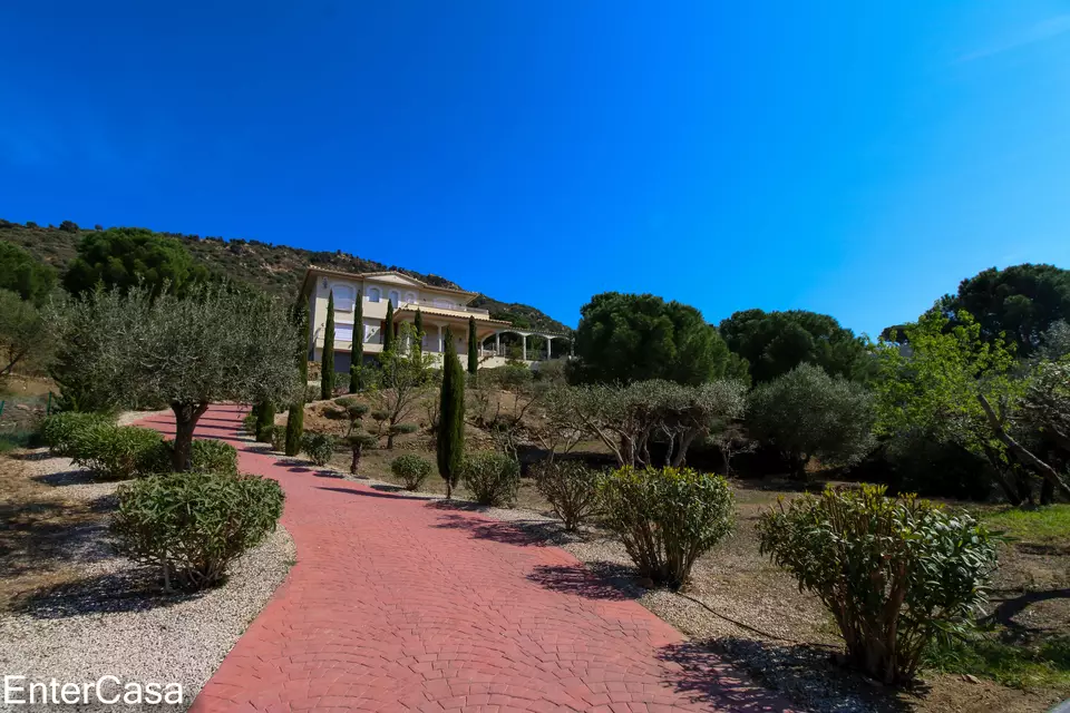 Espectacular villa renovada en el 2015 con piscina, amplio jardín y vistas panorámicas al mar, campo y montaña. ¡No te pierdas esta oportunidad única!